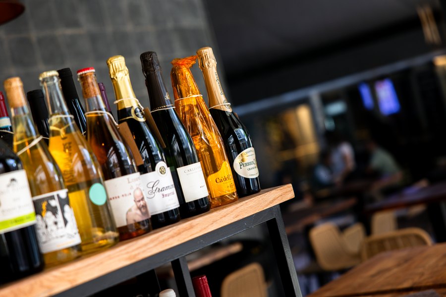 Fila de botellas de vino en BOKA Ibiza
