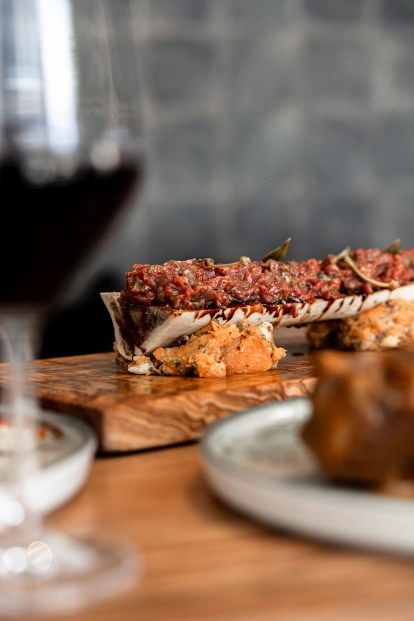 Plato especial con copa de vino en BOKA Ibiza