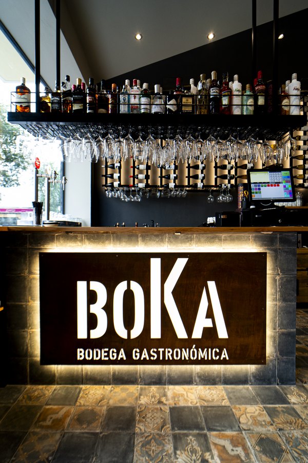 Mostrador de BOKA Ibiza con botellas al fondo