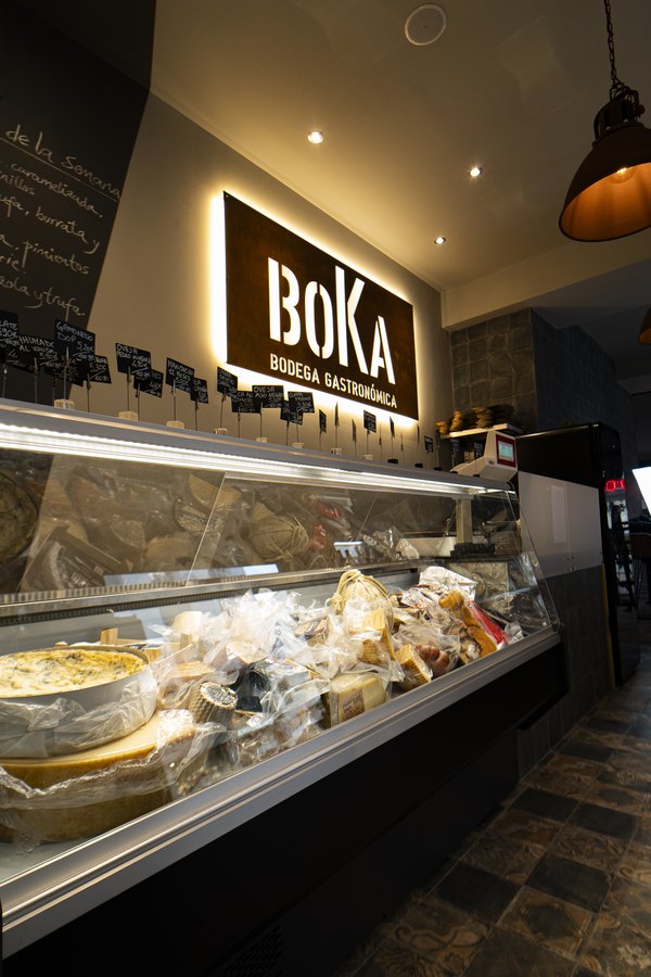 Vitrina gourmet con cartel BOKA Ibiza